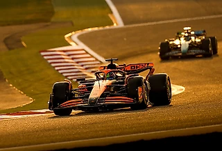 В «Формуле-1» уникальный старт с двумя субботними гонками. А когда-то сезоны начинались по будням и даже 1 января!