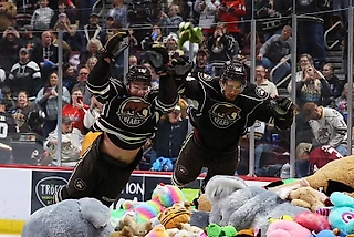 74 тысячи игрушек на льду! Гол российского хоккеиста запустил рекордный мишкопад в истории