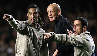 Тот самый гол Роналдиньо, удаление Дрогба, травля судьи. Тоже легендарный матч «Челси» – «Барса», но без Эвребе