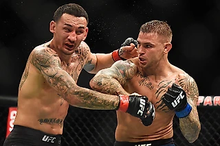 Порье попрощался с UFC: устроил рубку с Холлоуэем и чуть не отключился на глазах семьи