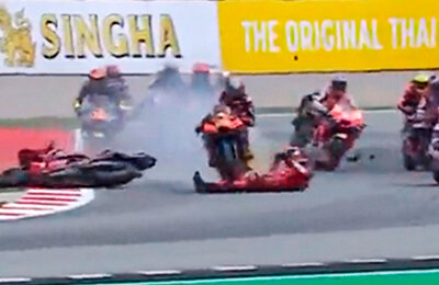 Чемпион мира по мотогонкам упал с байка под колеса сопернику – и ему проехали по ноге. Объем травм – ????