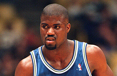 Дрался в барах, угрожал убить Мутомбо и придумывал данки. Айзейя Райдер – главный психопат НБА 90-х