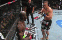 Самый неожиданный нокаут в UFC: боец почти отключился, но поднялся и вырубил соперника