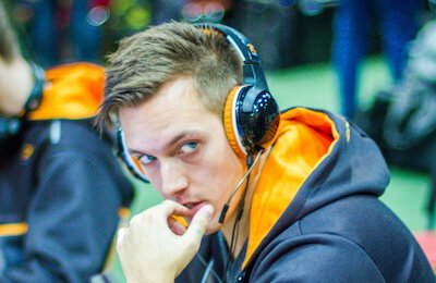 Крис «chrisJ» де Йонг, Элиас «Jamppi» Олкконен, Оуэн «Obo» Склаттер, Андреас «znajder» Линдберг, Робин «Fifflaren» Йоханссон