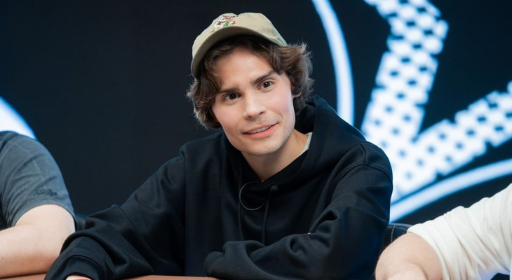 «Стоит АФК и в альтабе с бабой переписывается». Никс ответил Мипошке