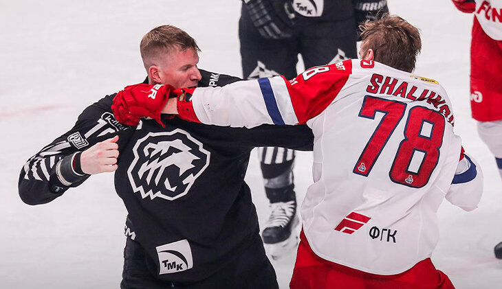 Момент дня в КХЛ: технарь из «Локомотива» вызвал на бой американского здоровяка