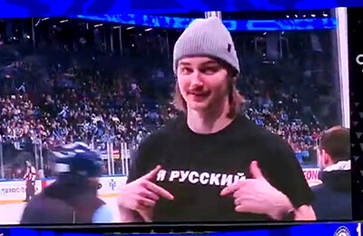 «Я русский». Игрок «Сибири» пришел на матч в такой футболке – это из-за него клуб потерял 4 очка