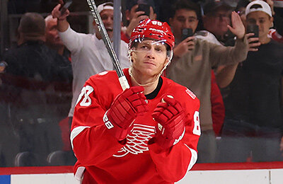 У Кэйна – 500 шайб в регулярках! Помогает «Детройту» наконец выйти в плей-офф