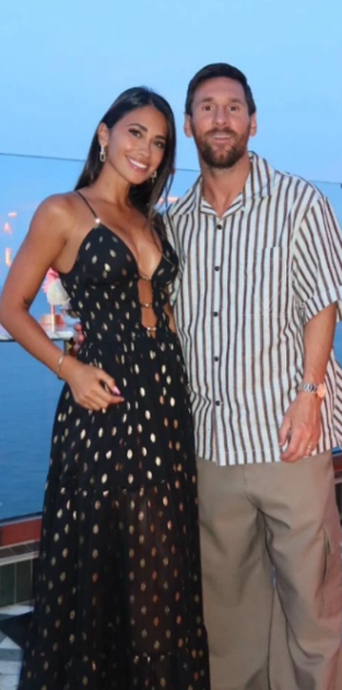 Жена Месси поделилась фото в откровенном наряде: очаровала фанатов 😍