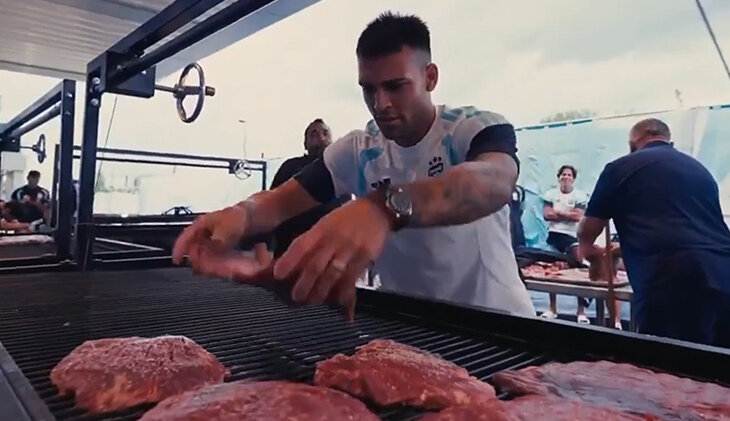 🥩 Сборная Аргентины на праздничном барбекю – как же аппетитно