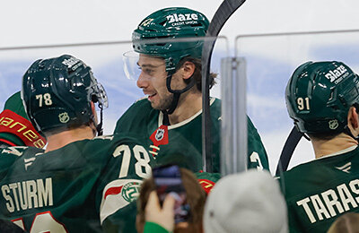 Дебют Хьюза за «Миннесоту»: сразу забил, отбегал 27 минут, отобрал у Капризова первую звезду матча