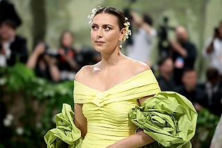 Шарапова на главной модной тусовке мира: цветочки в волосах и противоречивое платье