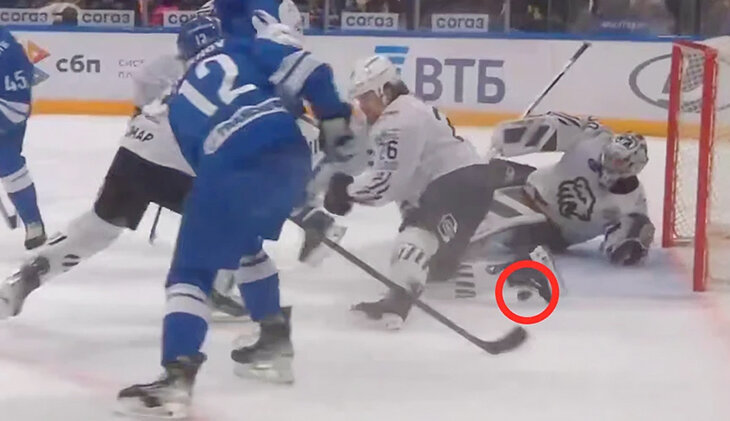 Фотография поста в ленте Суперсэйв коньком от защитника «Трактора»! Игроки «Динамо» будто врезались в стену