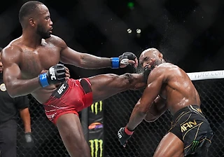 Нокаут-убийство в UFC: чемпиона вырубили хай-киком – дочь плакала, увидев отца без сознания