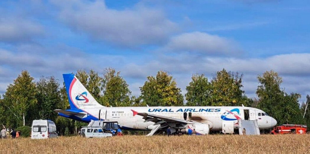 Назаров об удачной посадке рейса Сочи Омск в поле: Пилоты должны провести вбрасывание на матче Авангарда. Страна должна знать своих героев