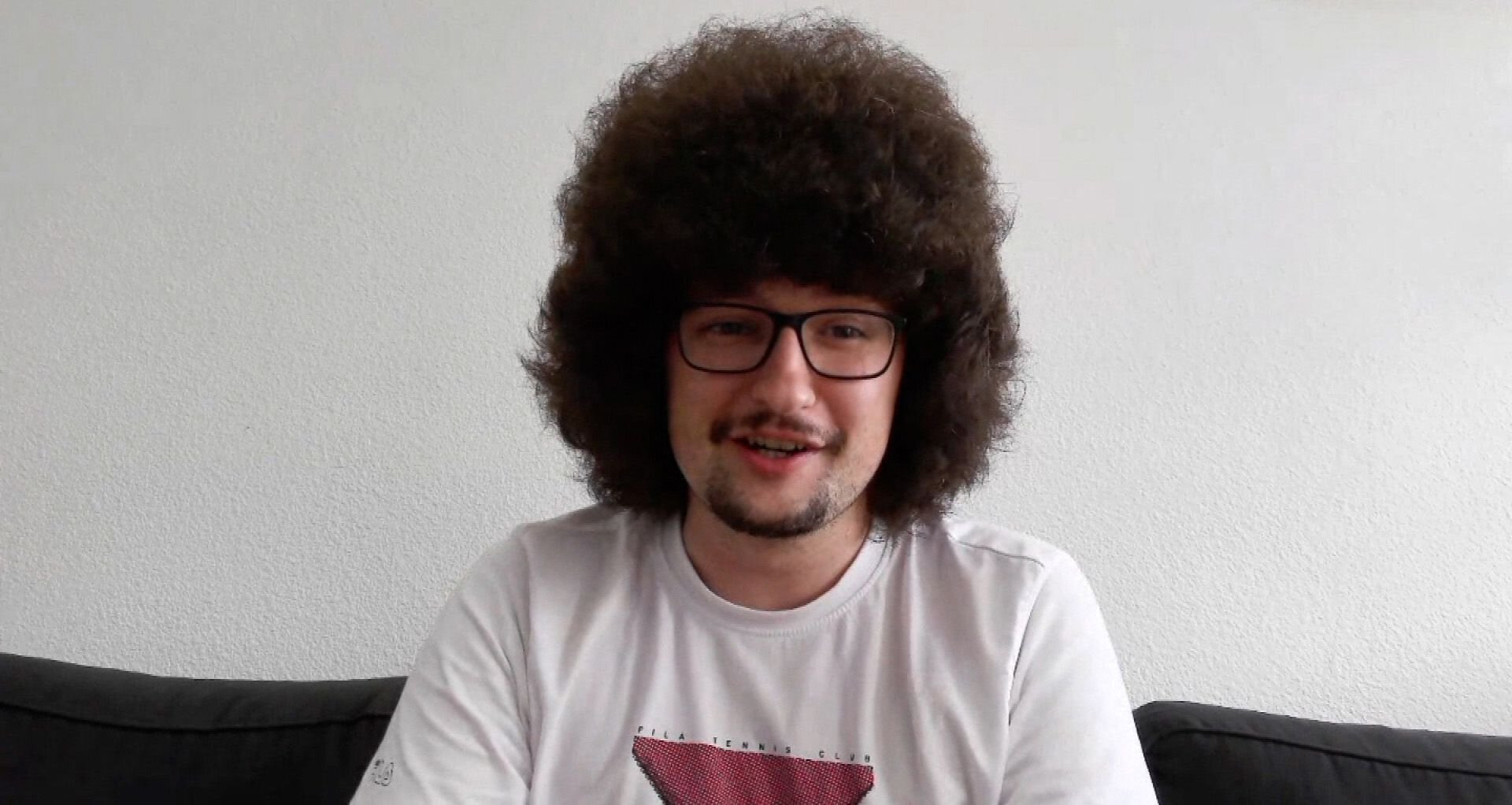 Тот фанат мог бы два раза постричься. Астон Вилла после 2:1 с МЮ и 10-матчевой победной серии пошутила об обещавшем не стричься болельщике Юнайтед