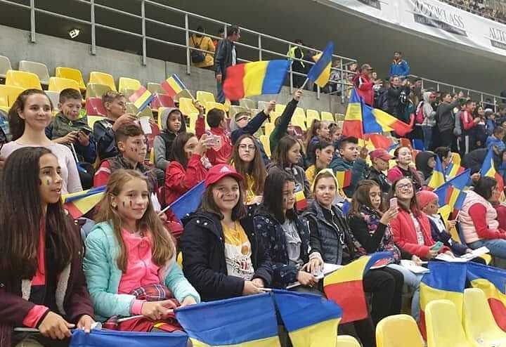 Как красиво обойти бан стадиона: почти 30 тысяч детей на матче Румынии с Норвегией