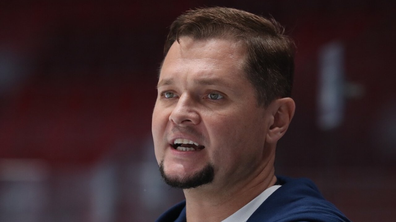 Дочь Покровского заявила, что экс-защитник СКА, ЦСКА и Спартака избивал ее и лишил своего отца квартиры. Валерий занимает пост главы Федерации хоккея Ленобласти