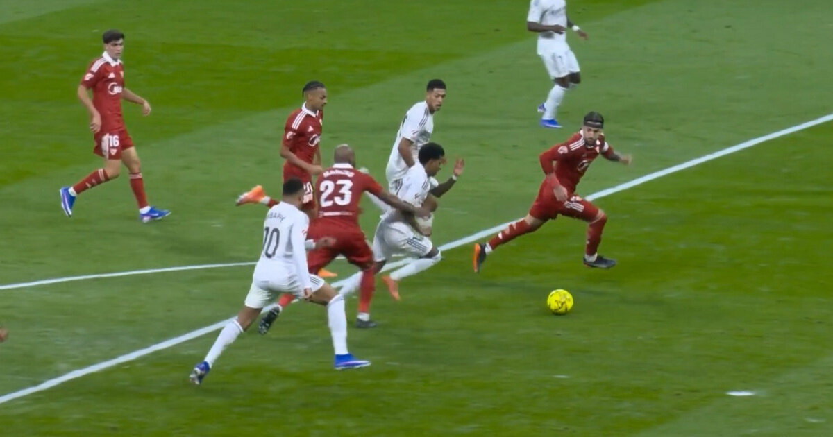 Родриго получил желтую за симуляцию в штрафной Севильи. Через 4 минуты вингер Реала пнул Маркао по ноге, но не получил карточку