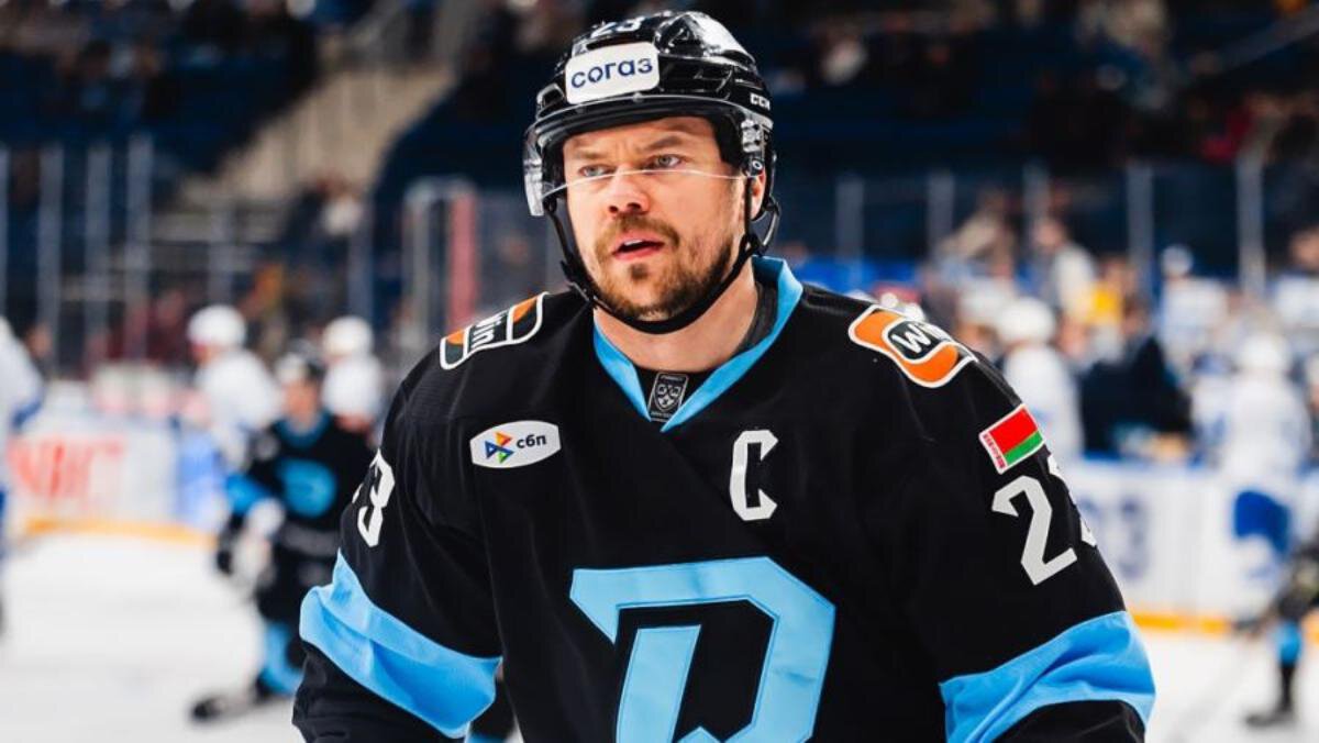 Собака МВД Спайк укусила капитана минского Динамо Стася за перчатку после символического вбрасывания. Матч с ЦСКА посвящен Всемирному дню домашних животных