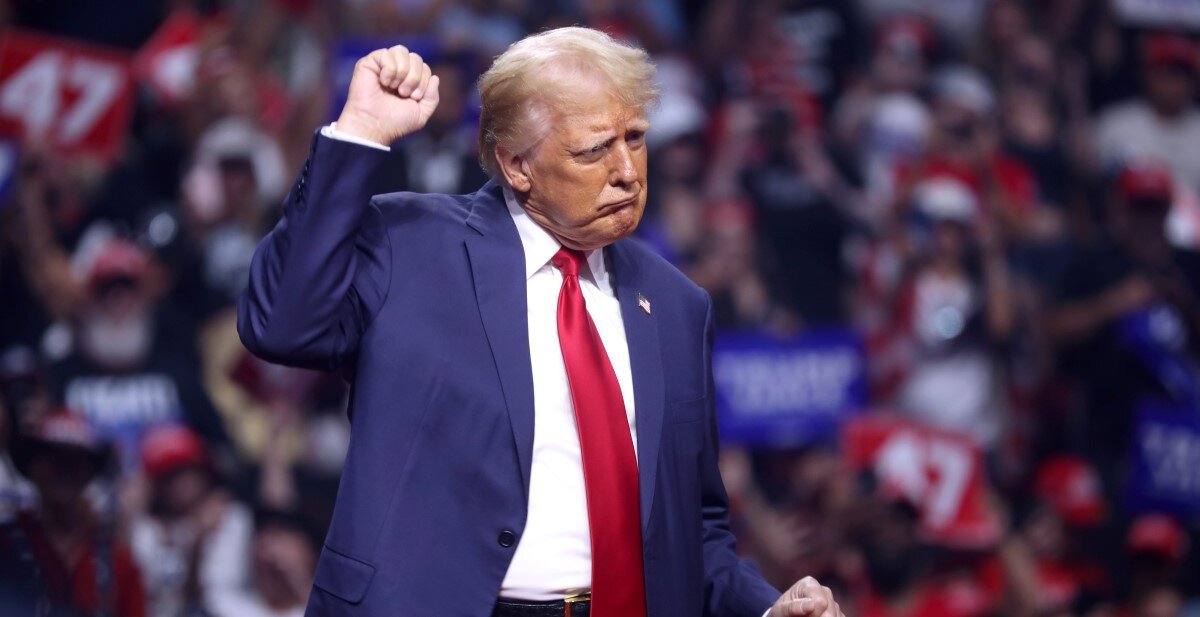 Трамп станцевал во время выступления Village People на жеребьевке ЧМ. Музыканты в костюмах полицейского, индейца, солдата, байкера, ковбоя исполнили Y.M.C.A. гимн сторонников президента