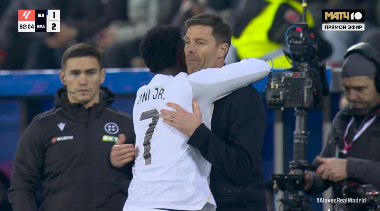 Винисиус обнялся с Алонсо после голевого паса на Родриго. Сообщалось, что у вингера Реала конфликт с тренером