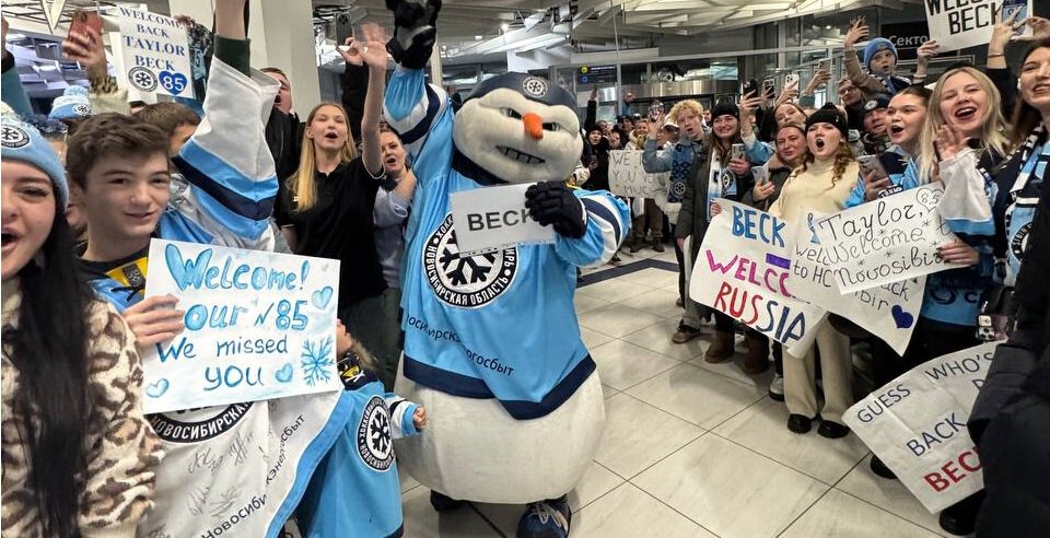 Бек прилетел в Новосибирск, болельщики Сибири скандировали имя форварда в аэропорту