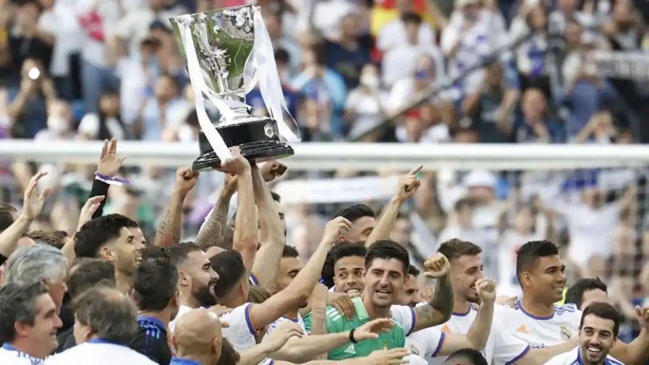 Реалу вручат чемпионский кубок Ла Лиги после домашней игры с Алавесом  RFEF в третий раз поменяла планы