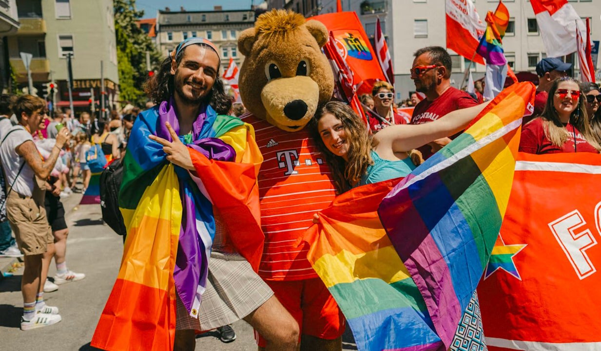 Бавария» и ее ЛГБТ-фанаты поучаствовали в гей-параде в Германии:  «Нетолерантности нет места в нашем клубе» - Футбол - Sports.ru