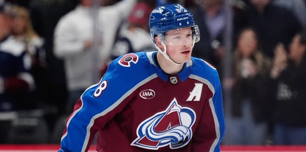 Макар  главный претендент на Норрис Трофи после четверти сезона по версии сайта НХЛ. Моррисси  2-й, Шефер  6-й, Сергачев получил 1 голос