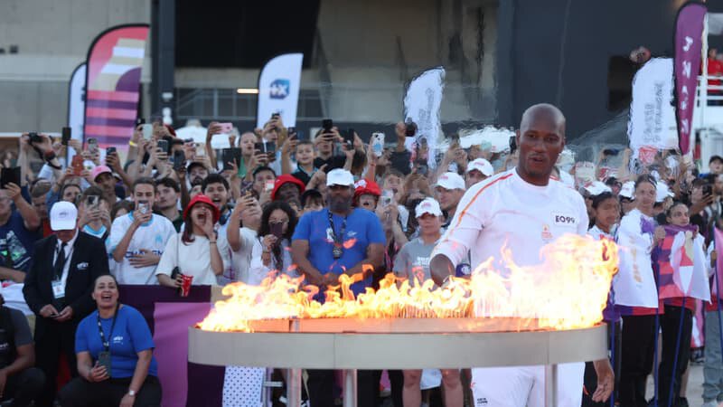 Дрогба зажег чашу с олимпийским огнем перед стадионом Марселя, завершив 1-й этап эстафеты