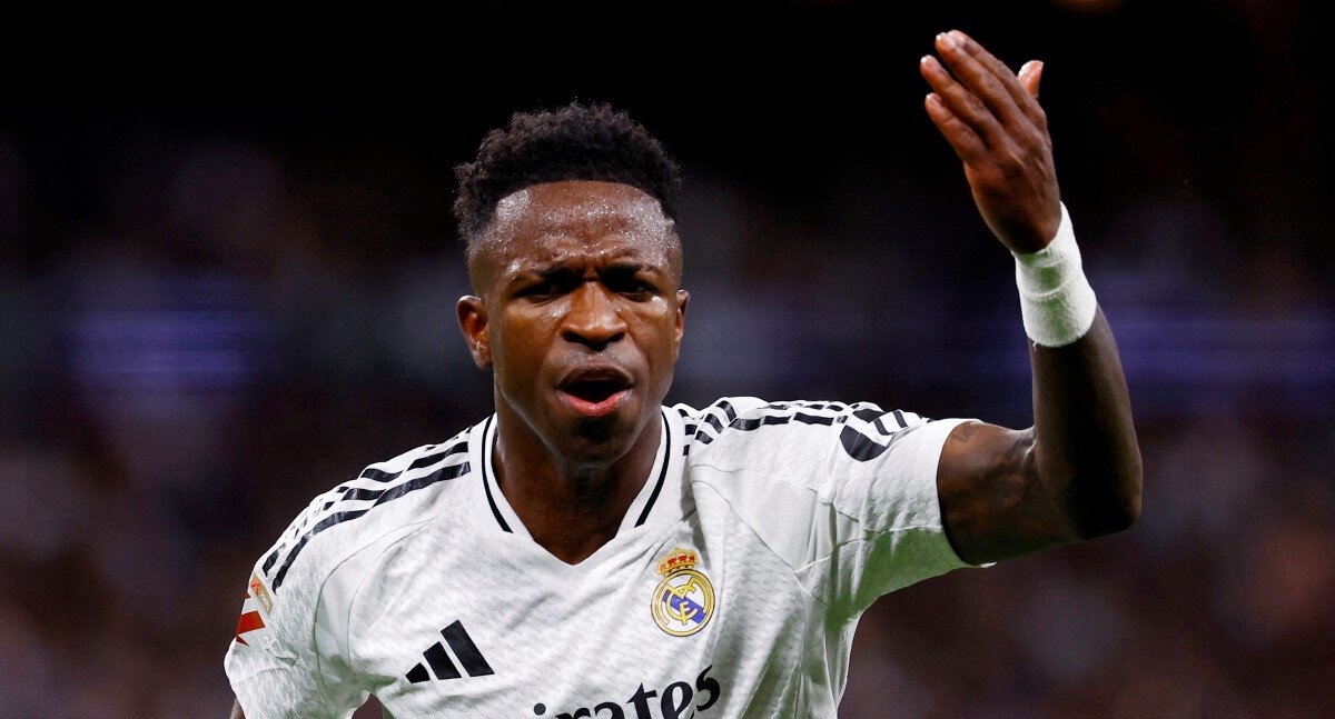 Фанат Альбасете бросил банановую кожуру в сторону Винисиуса после 3-го гола в ворота Реала