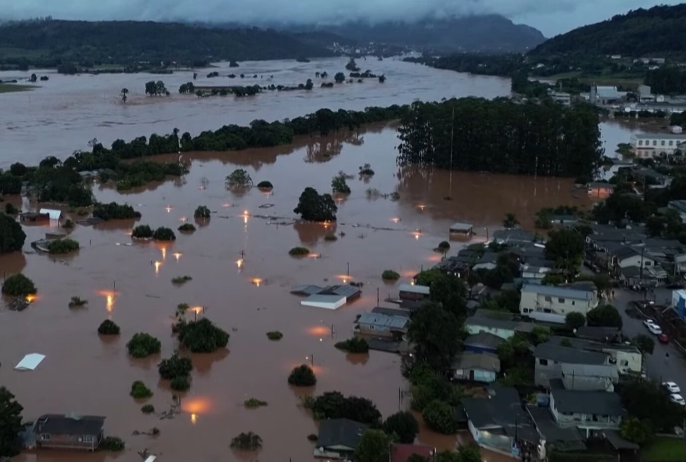 Из-за наводнения в Бразилии перенесены 2 тура чемпионата. Погибли минимум 149 человек, 620 000 жителей вынужденно покинули свои дома