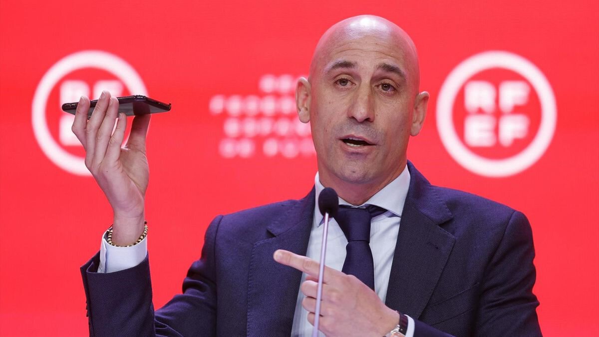 УЕФА не станет вмешиваться в дело Рубиалеса после жалобы генсека RFEF. Испанские клубы и сборные не отстранят от международных турниров