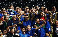 Массимо Оддо, Алессандро Неста, Дженнаро Гаттузо, Франческо Тотти, Симоне Перротта, Даниэле де Росси, Марко Матерацци, Фабио Гроссо, Альберто Джилардино, Кристиан Дзаккардо, Андреа Бардзальи, Марко Амелия, Винченцо Яквинта, Анжело Перуцци, ЧМ-2006, Марчелло Липпи, Сборная Италии по футболу, Фабио Каннаваро, Джанлука Дзамбротта, Алессандро Дель Пьеро, Мауро Каморанези, Джанлуиджи Буффон, Лука Тони, Симоне Бароне, Филиппо Индзаги, Андреа Пирло