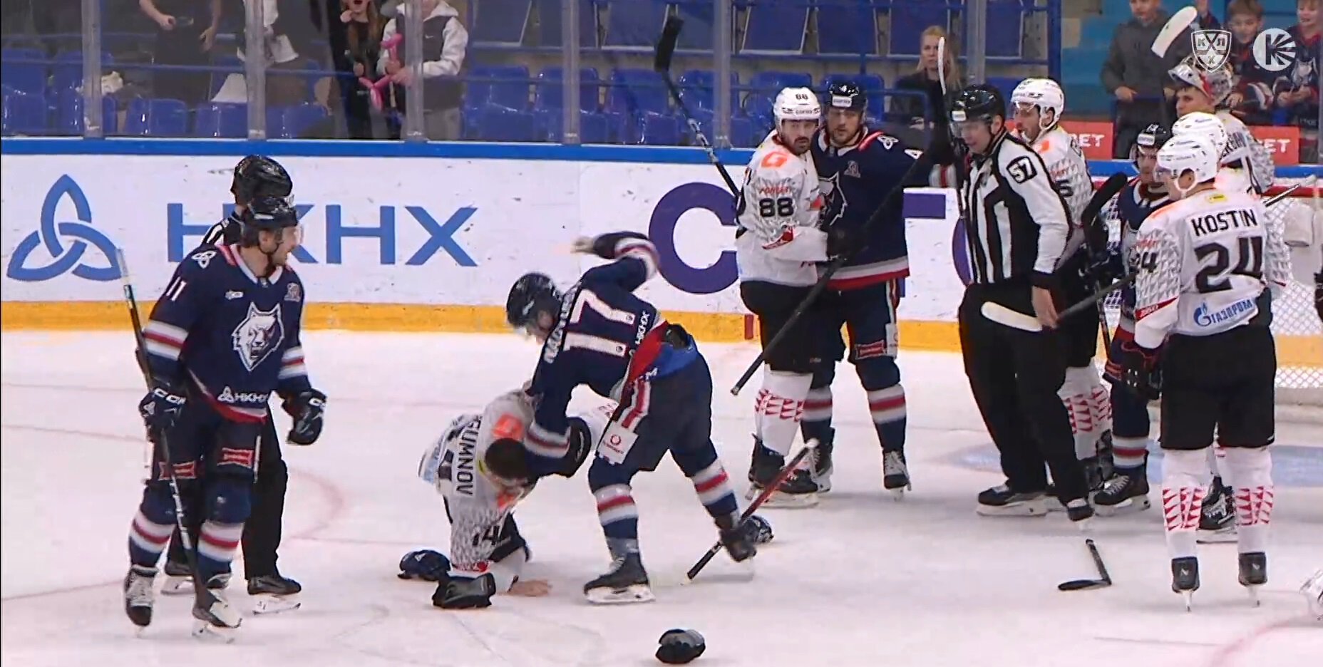 Игумнов и Надворный подрались в матче Авангарда с Нефтехимиком