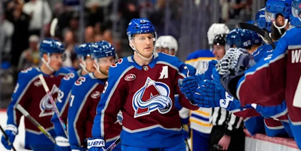 Маккиннон дважды забил Ванкуверу и единолично возглавил гонку снайперов НХЛ 22 шайбы в 26 играх. У него 46 очков увеличил отрыв в гонке бомбардиров