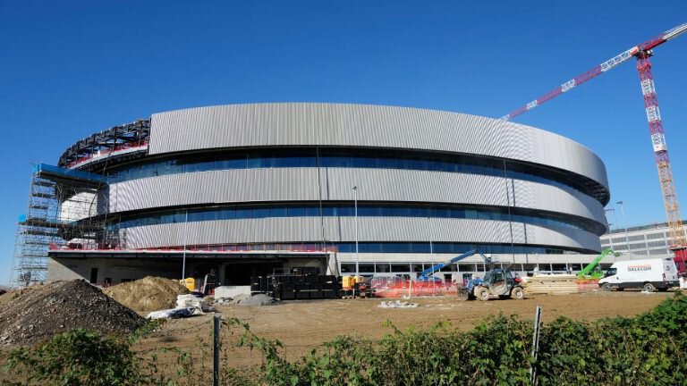 Дементьев о ситуации с ареной к ОИ-2026 в Милане: Надо предложить провести хоккейную часть турнира в России. У нас достаточно площадок