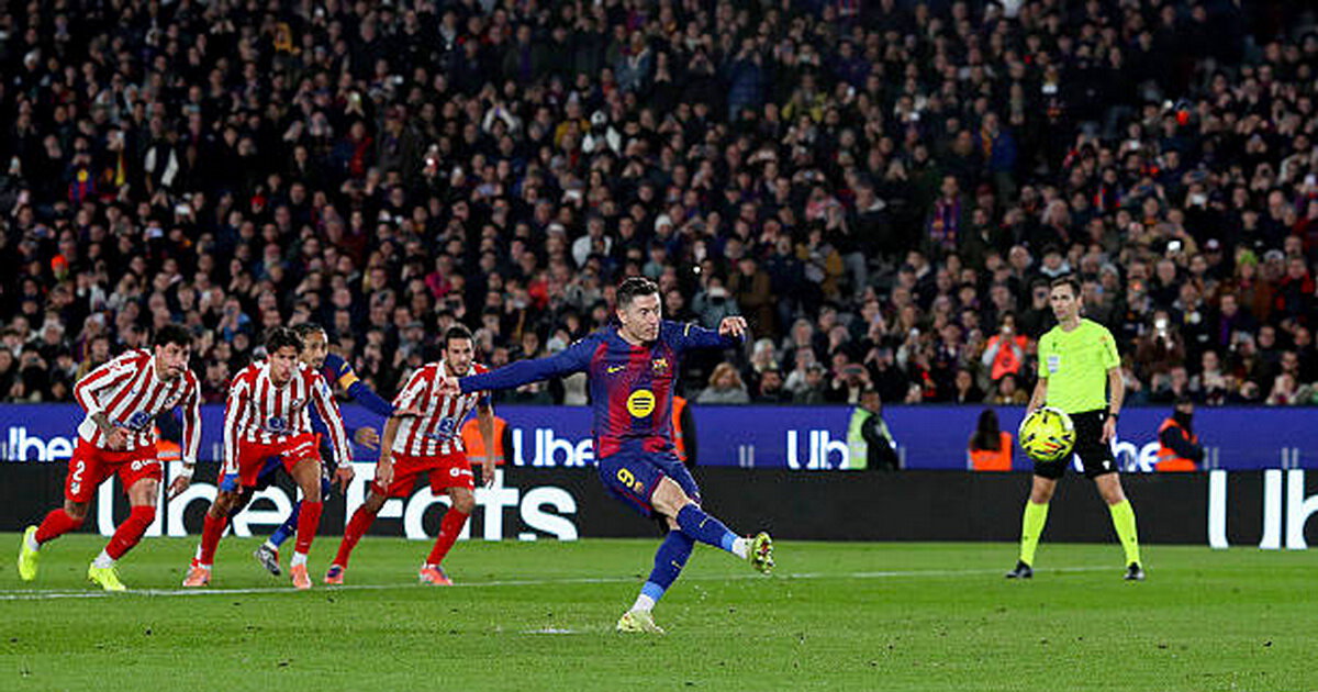 Левандовски  первый игрок Барселоны, не забивший два пенальти в Ла Лиге в одном сезоне