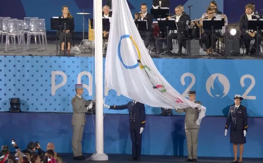 Олимпийский флаг на церемонии открытия Игр в Париже повесили в перевернутом виде