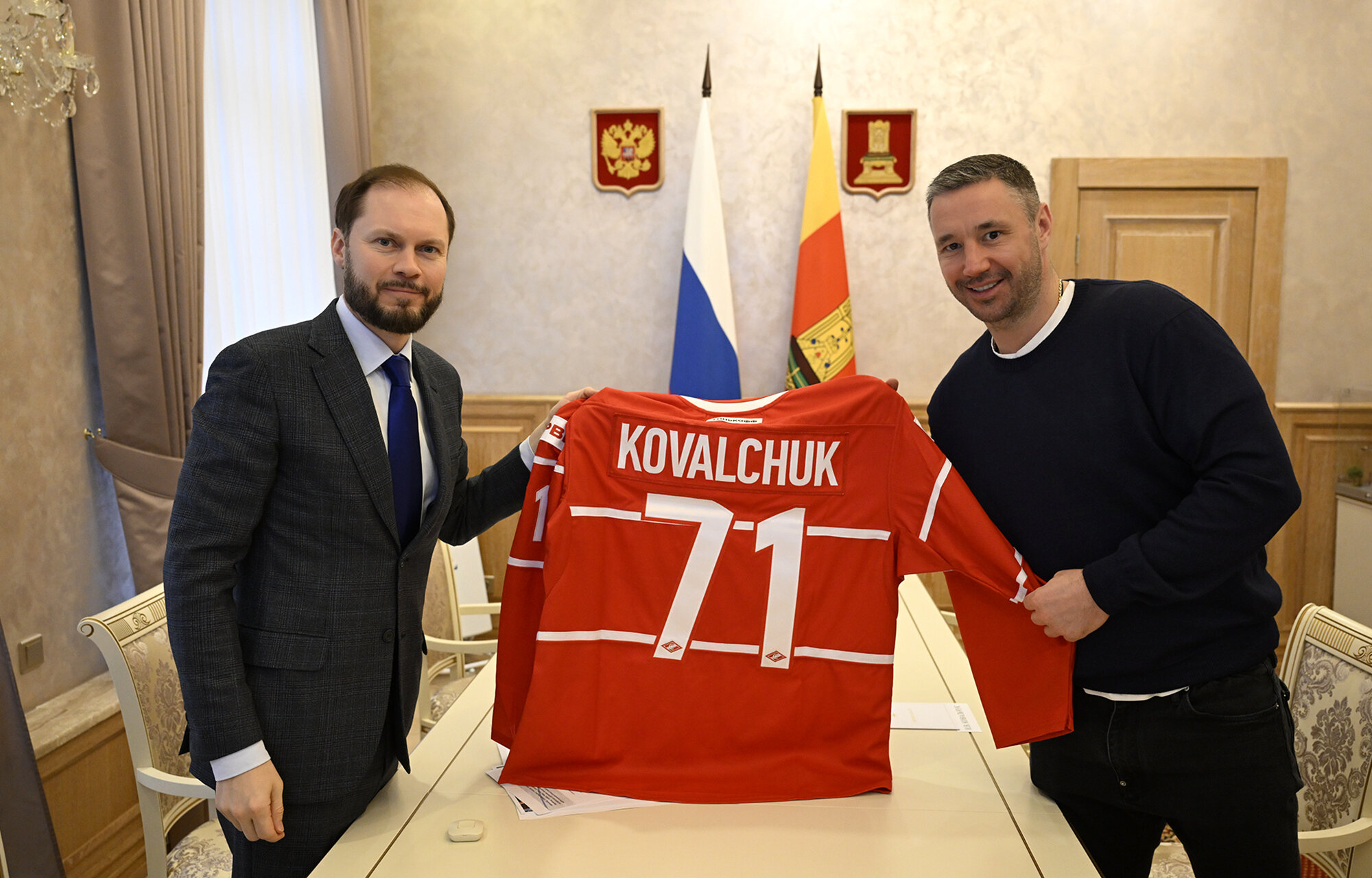 Ковальчук получил звание почетного гражданина Тверской области. Знак и удостоверение экс-форварду сборной России вручил врио губернатора Королев