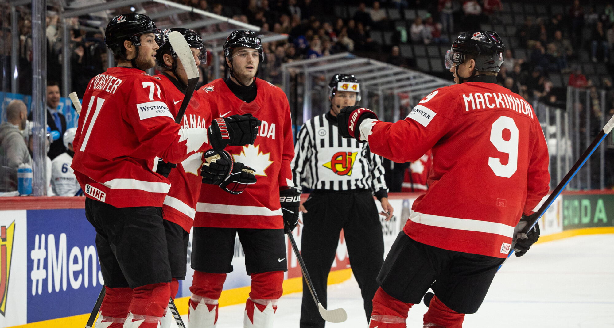 Сборная Канады представила форму на Олимпиаду-2026: белые джерси с красным кленовым листом в центре и красные  с черным