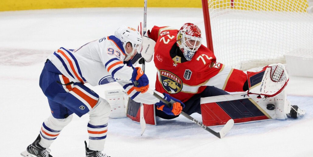 Бобровский вышел на чистое 2-е место среди российских вратарей по победам в плей-офф НХЛ (43). Он обогнал Набокова