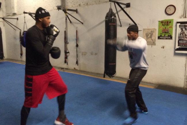 Кармело Энтони тренируется с боксером Эхиноменом Эхихаменором