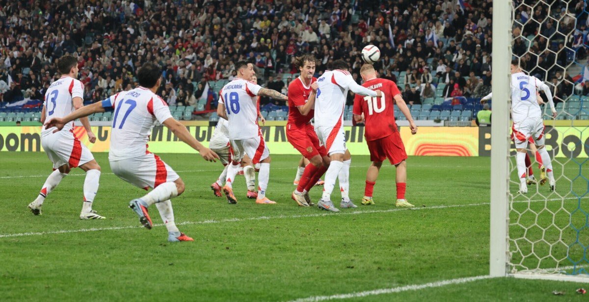 Перу и Чили мы раньше даже за команды не считали. Сейчас Чили дерет нашу сборную как сидорову козу. Я бы умер со стыда. Светлых пятен нет. Пономарев о матчах России