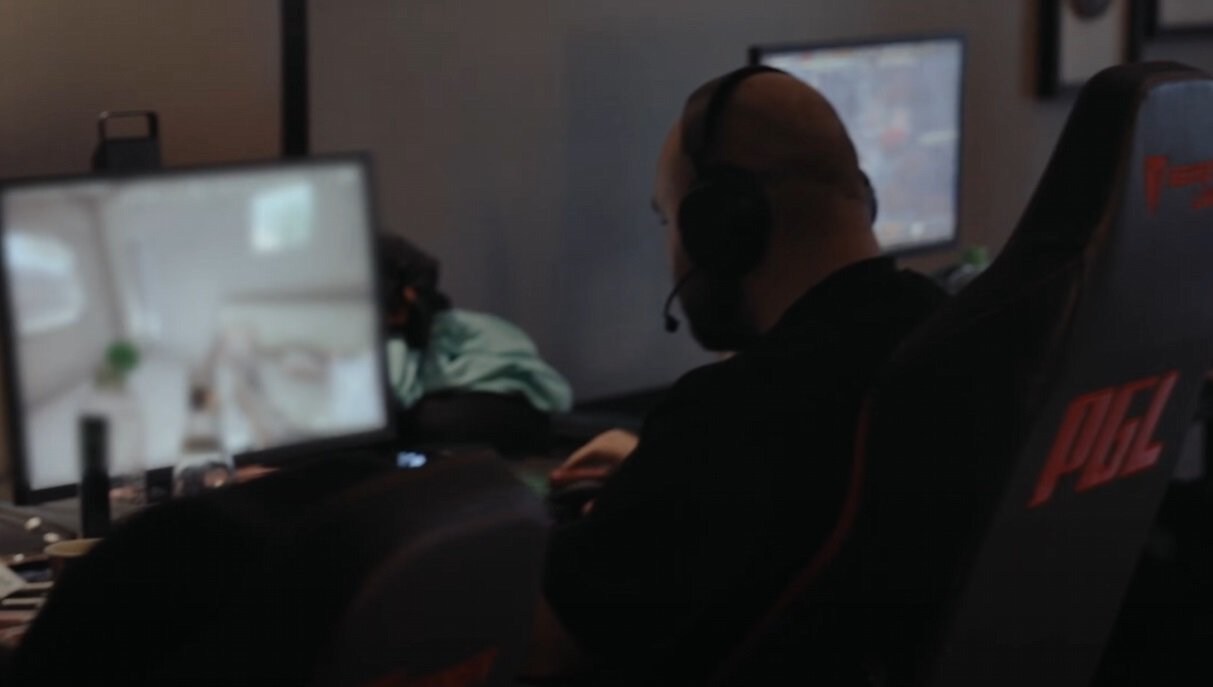 No[o]ne играл в PUBG в практисе PARIVISION во время игрового дня PGL Wallachia 4. Монитор мидера во влоге заблюрили