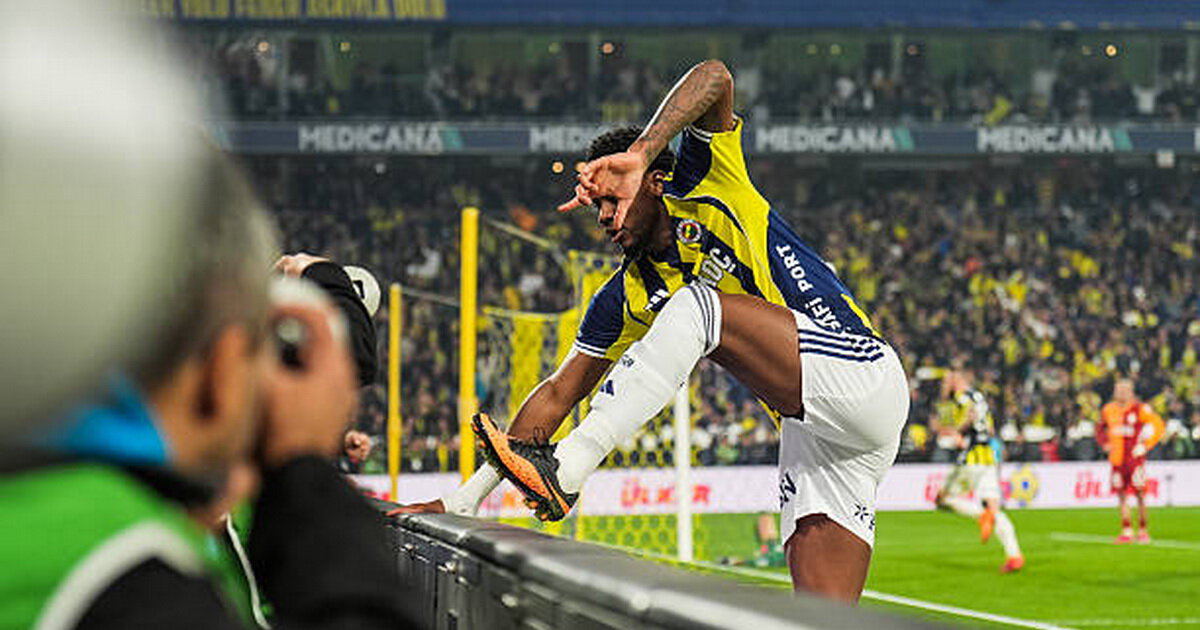 Галатасарай обвинил Дурана в домогательствах, эксгибиционизме и пожаловался в прокуратуру. Форвард Фенербахче схватил себя за пах перед фанатами после гола в дерби на 95-й