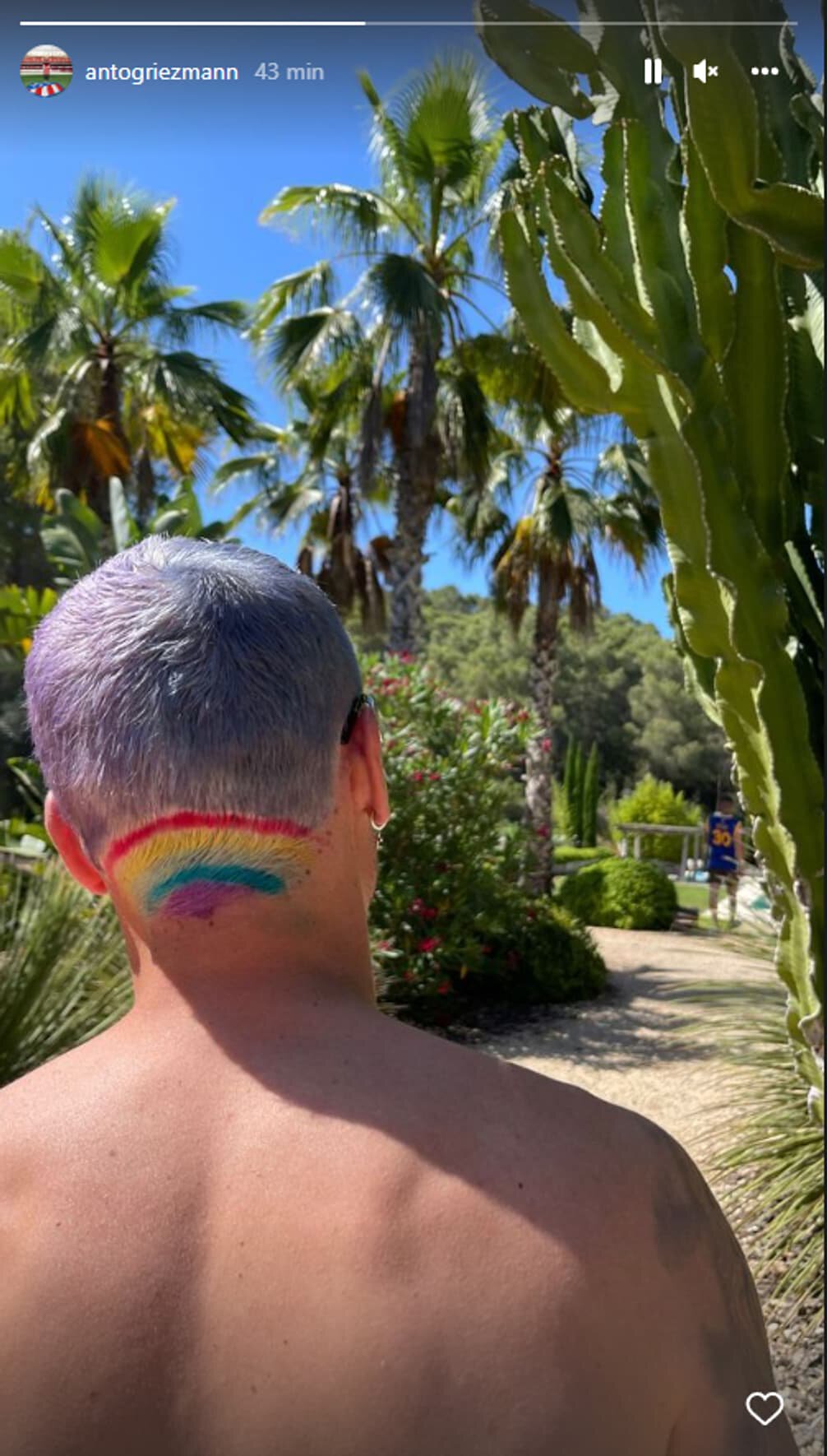 Гризманн покрасил затылок в радужные цвета. В июне проходит ЛГБТ-прайд -  Футбол - Sports.ru