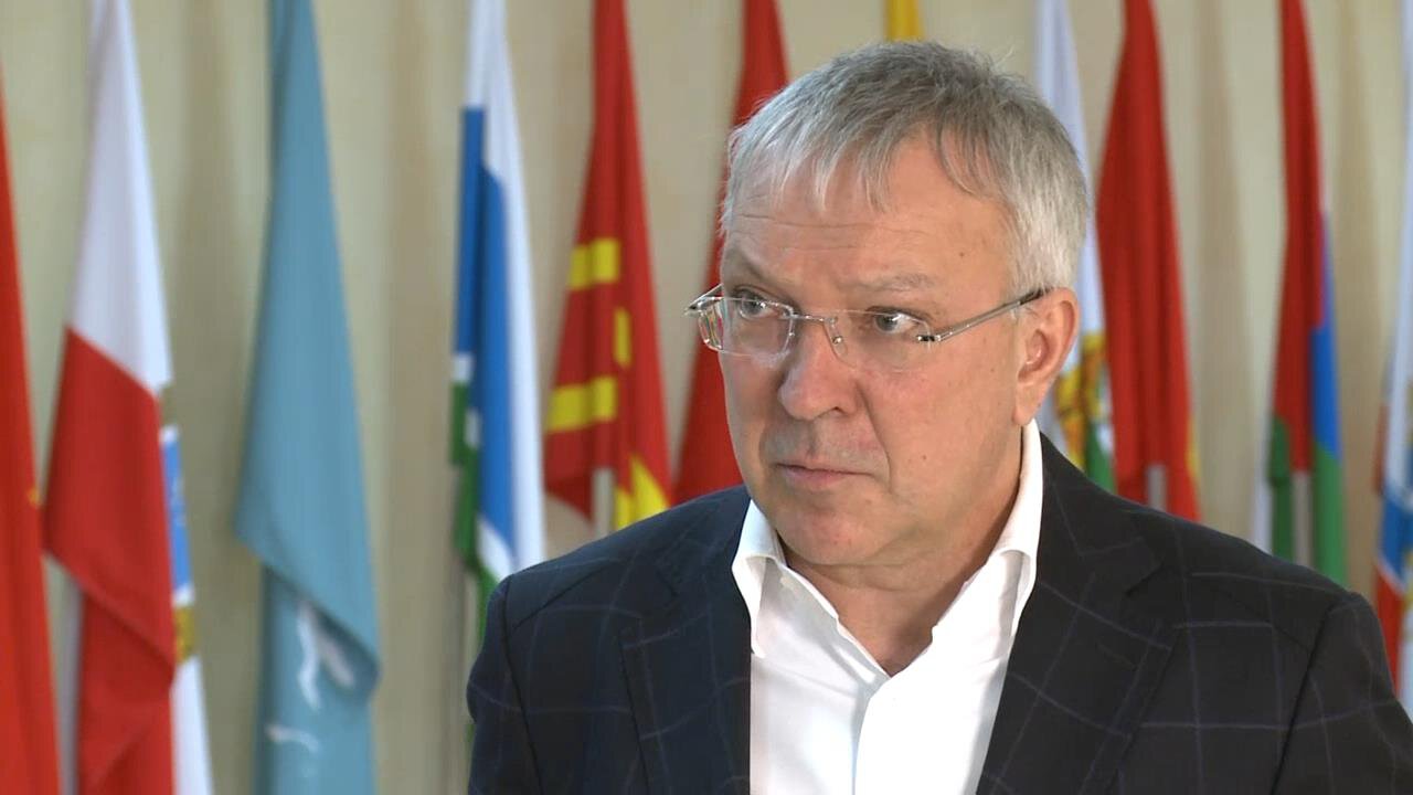 У нас люди привыкли к халяве, еще пенсии всего 150 евро покупать футболку любимому внуку не по карману. Белоус об атрибутике в России