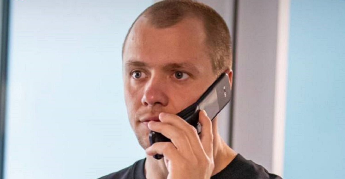 Панарин выложил фото с телефоном-раскладушкой. Год назад он говорил об отказе от соцсетей из-за ОКР